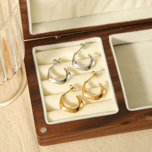 Pendientes de aro geométricos en forma de C, chapados en oro de 18 quilates, de acero inoxidable para mujer, diseño minimalista a la moda. - Product Image 2