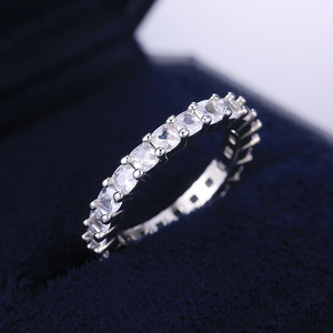 Anello a fascia intera dal design classico per donna - Product Image 4