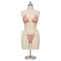 Ensemble de bikini deux pièces personnalisé OEM en tissu écologique, motif rayures ondulées rouges et blanches, texture triangulaire, avec liens latéraux et string.