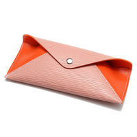 Conception de luxe personnalisée en usine pochette à lunettes en forme de messager en PU avec fermeture à bouton pour la collection de lunettes de soleil d'occasion