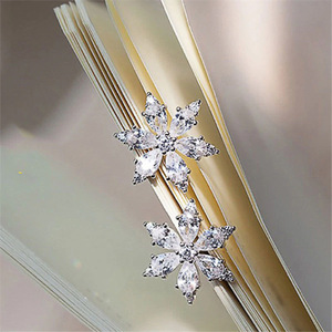 Orecchini a forma di fiore di neve per donna, gioielli minimalisti e scintillanti per le orecchie - Product Image 6
