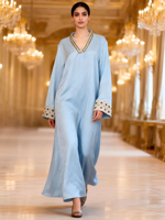 Robe longue ample en satin jacquard à col en V avec broderie dorée et manches évasées pour les occasions de mariage et de banquet