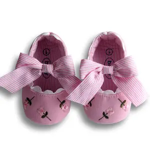 各种颜色刺绣婴儿步鞋婴儿鞋与弓