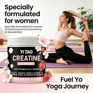 Las mujeres toman 5000 miligramos de gomitas de creatina con una cantidad de agua específica para mejorar la fuerza muscular y el rendimiento físico. - Product Image 2