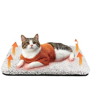Alfombrilla de cama para mascotas con autocalentamiento para gatos y perros, almohadilla térmica para uso en interiores y exteriores - Product Image 1