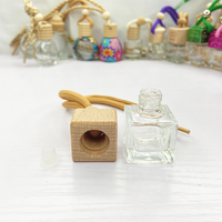 Diffuseur d'huiles essentielles vide en verre carré de 8 ml pour voiture, flacon pendentif d'aromathérapie avec bouchon en bois et sérigraphie