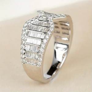 Anello da Donna Q493 in Oro Bianco con Diamanti Taglio Baguette Colore D Naturale Gioiello di Fidanzamento - Product Image 3