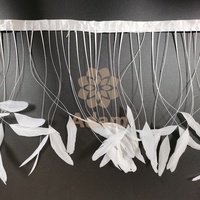 Großhandel 25-30cm Superweiße Gestreifte Hahnenfedern-Fransen mit Satinband für DIY Nähen Hochzeit Kleidungszubehör Dekoration