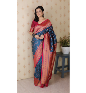 Sari en soie bleue élégant avec un tissage Meenakari Zari en zigzag complexe pour les mariages et les festivals - Product Image 1