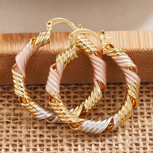 Orecchini a Cerchio Traforati a Tre Tonalità per Donne, Gioielli Eleganti e alla Moda - Product Image 3