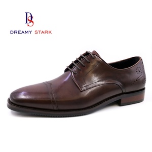 Chaussures pour hommes en cuir véritable de haute qualité, fabriquées à la main en Italie, design classique brun, logo personnalisé, design original. - Product Image 1