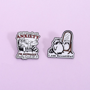 Broche en émail souple motif raton laveur de dessin animé mignon, avec la <span class=keywords><strong>phrase</strong></span> en <span class=keywords><strong>anglais</strong></span> 'I Am Beautiful', pour éliminer l'anxiété - Product Image 1