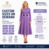 Robe midi à col rond de marque privée, fabrication OEM ODM, ceinture à boucle rose, crêpe structuré, couture princesse, fermeture éclair discrète