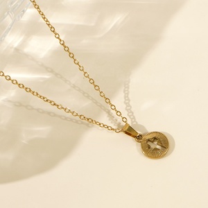 <span class=keywords><strong>Collana</strong></span> <span class=keywords><strong>con</strong></span> Ciondolo a <span class=keywords><strong>Croce</strong></span> Traforata Placcata <span class=keywords><strong>Oro</strong></span> 18k, <span class=keywords><strong>Collana</strong></span> della Fede in Acciaio Inossidabile Ipoallergenico per Uomo e Donna - Product Image 3