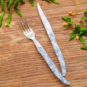 Vente directe d'usine de couteaux et fourchettes à steak de luxe en acier inoxydable avec manches en acrylique imprimées « Northern Poetry ». - Product Image 4