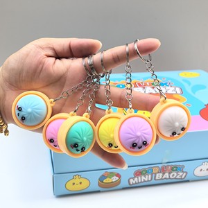 Portachiavi in Peluche con Personaggi Cartoon Misti, Scatola a Sorpresa, Mini Bambole Multi IP, Ciondoli per Borsa, Vendita all'Ingrosso, 24 Pezzi per Confezione - Product Image 2