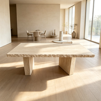 Table à manger rectangulaire en travertin beige naturel, bord brut, pour salle à manger de villa moderne.