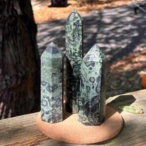 Tour de jaspe Kambaba vert enchanteur, écologique, obélisques énergétiques protecteurs du bouddhisme pour l'ancrage spirituel et la tranquillité - Product Image 4