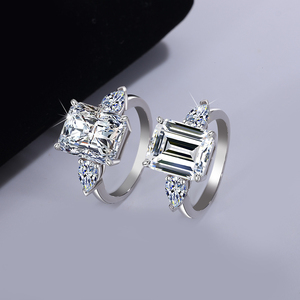 Anelli di Fidanzamento con Tre Pietre Moissanite, Colore D, 5 Carati Taglio Smeraldo, Argento 925 Massiccio, Anello Promessa per Anniversario e Matrimonio per Donne - Product Image 4