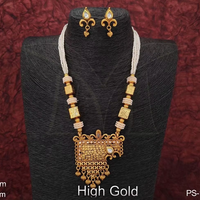 Élégant collier en or avec perles et boucles d'oreilles assorties, parfait pour les occasions spéciales et les festivals