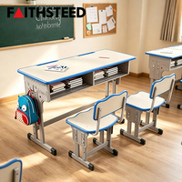 Ensemble de bureau double pour étudiants avec deux chaises, aspect naturel, table de classe partagée, double étagère ouverte, pieds réglables, mobilier scolaire