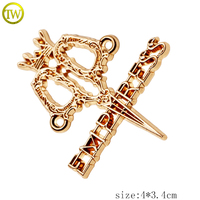 Étiquettes métalliques personnalisées plaquées or pour vêtements, logos décoratifs de créateur, accessoires de couture, badges et plaques pour manteaux
