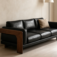 Canapé carré 3 places en cuir noir avec accoudoirs en bois de noyer, design mi-moderne pour appartement et hôtel