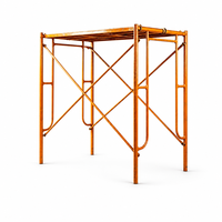 Échafaudage en acier orange avec section de cadre transversal, cadre d'extrémité d'échelle et plateforme supérieure à lattes pour travaux de peinture
