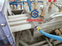 Ligne d'extrusion de panneaux muraux cannelés PVC WPC/machine de production de revêtements muraux à persiennes
