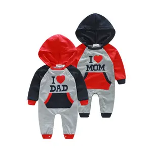 Venta al por mayor, hecho en China, ropa para bebés recién nacidos, mono cálido y con estampado de letras de colores, amo a papá o a mamá