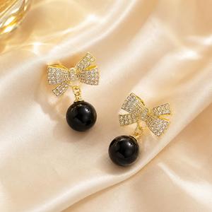Boucles d'oreilles pendantes géométriques en perles, nœuds blancs, noirs et rouges, plaquées or, avec cristaux et diamants, pour femmes - Vente en gros - Offre Spéciale - Product Image 5
