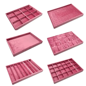 Organizador de Joyas de Terciopelo Apilable de Lujo, Bandejas de Exhibición de Joyas de Calidad Superior en Color Rosa para Anillos, Pulseras y Collares - Product Image 1