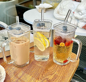 <span class=keywords><strong>Verre</strong></span> à eau en <span class=keywords><strong>verre</strong></span> avec poignée Niveau d'apparence élevé Boisson d'été pour femme Tasse à lait portable avec couvercle en paille - Product Image 1