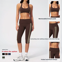 Ensemble de yoga capri personnalisé pour femme avec legging à passepoil contrastant et brassière dos nageur – Tenue de sport ultra douce