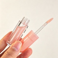Gloss à lèvres liquide brillant effet nacré, tube en forme de balle, capuchon supérieur arrondi, applicateur doe foot, cosmétiques de maquillage, teinte corail rose, format voyage