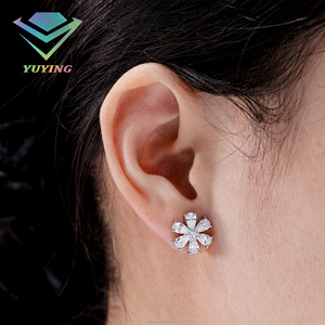 Prêt à expédier : Boucles d'oreilles clous en argent sterling 925, motif fleur, moissanite taille poire couleur D VVS, sertissage griffe de cristal, testeur de diamant Psaa - Product Image 1