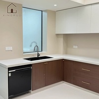 Armoires de cuisine XINGRUOWoodGrain, design sans poignées, finition blanche mate, plan de travail en quartz blanc, ensemble d'armoires de cuisine sur mesure