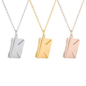 สร้อยคอจี้รูปซองจดหมายแบบพลิกได้ ทำจากสแตนเลสสตีลเคลือบทอง 18K PVD |   จดหมายรักสลักลาย ของขวัญสำหรับคู่รัก |   ป้องกันการแพ้และทนทาน - Product Image 4