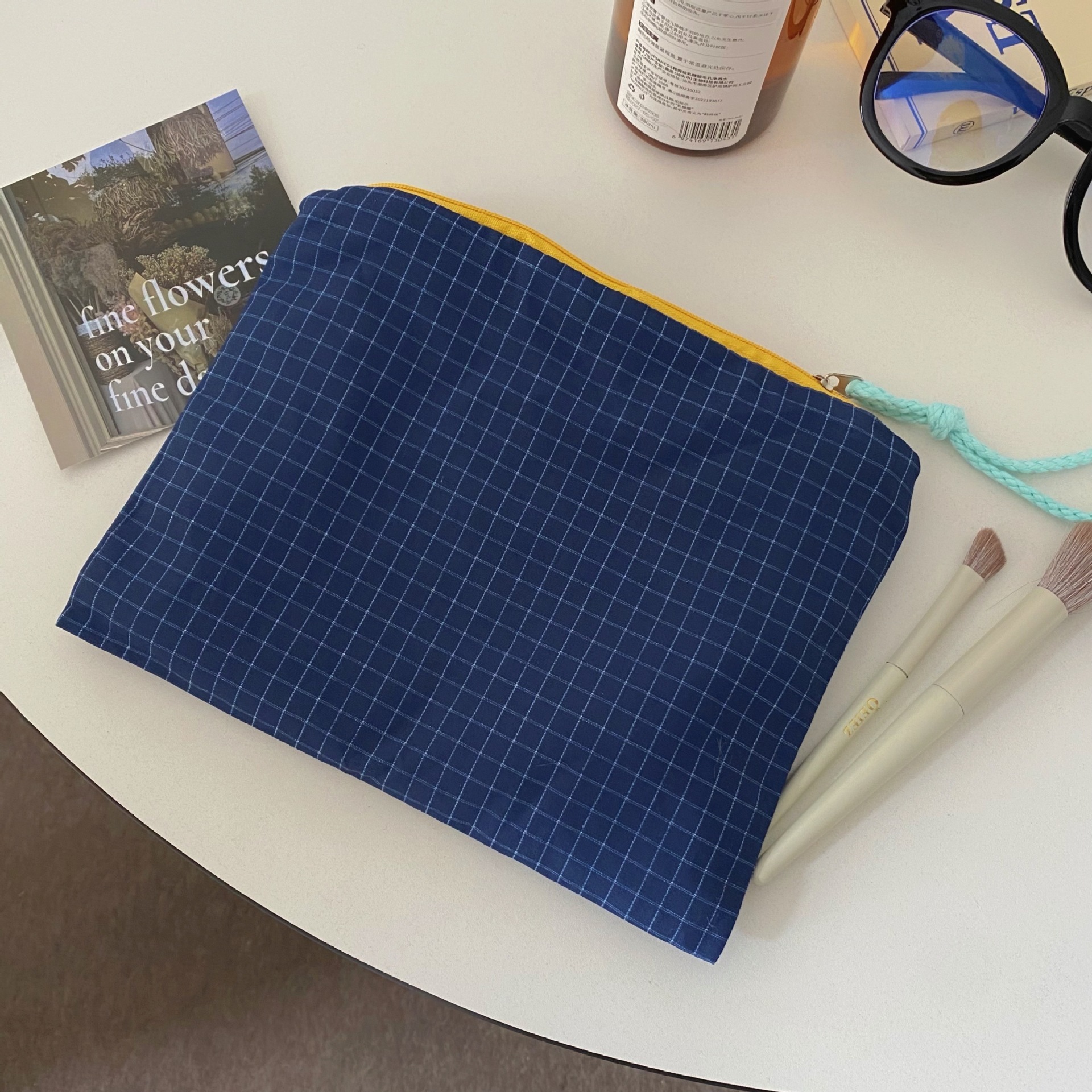 Trousse de maquillage à carreaux bleus et blancs