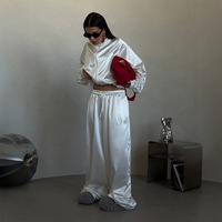 Nouvel ensemble sportif en satin bleu lac pour femme, coupe ample et oversize, collection 2026