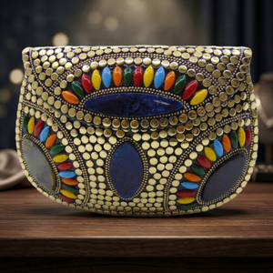 Bolso de mano de latón dorado y resina festiva con diseño de piedras multicolor y correa de cadena para un toque festivo y tradicional. - Product Image 1