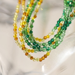 Collar Boho Vintage de Acero Inoxidable Chapado en Oro de 18K con Cuentas de Cristal Verde Esmeralda Hechas a Mano y Cadena de Bolas de Piña - Product Image 2