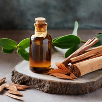 Huile de bois de santal en vrac, fraîchement récoltée à la main, matière première pour encens et parfums modernes, pour rituels intérieurs