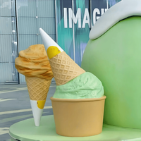 Fein gearbeitete, hochdekorative, handpolierte Eiscreme-Skulptur für Freizeit-Food-Parks im süßen Stil als Kunstdekoration
