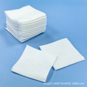 Pansements non tissés Hongsheng Medical : stériles, absorbants et nettoyants pour les plaies, 5*5cm, 4 couches/pansement, non stériles. - Product Image 1