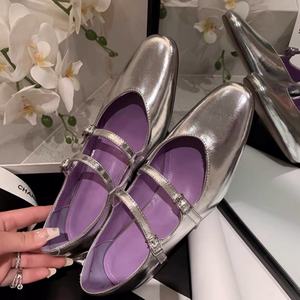 Zapatillas de ballet plateadas de doble correa para niños, estilo retro, con tacón grueso, sandalias ligeras con tacón medio. - Product Image 2