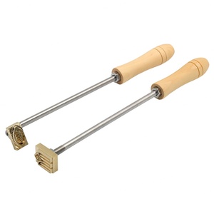 Molde de estampado para hornear pasteles con mango, para quemar diseños en pasteles, galletas y dulces, de hierro y latón, con mango para quemar, diseño personalizado 4/5 - Product Image 1