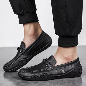 Nouveaux modèles de mocassins décontractés pour hommes en cuir microfibre faits à la main, tendance mode, chaussures habillées légères avec semelle extérieure en caoutchouc pour l'été - Product Image 6