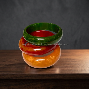 Brazalete de Resina Artesanal en Diferentes Colores con Patrón Sólido, Brazalete Ancho Hecho a Mano, Joyería Artística Contemporánea, Piezas de Moda Únicas - Product Image 1