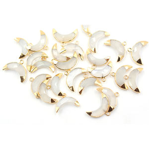 Pendentif en laiton et calcédoine, forme de lune, plaqué or, charme en pierre facettée, pour la création de bijoux, avec bélière - Product Image 1